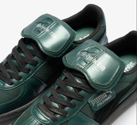 Colores de Gryffindor y Slytherin.