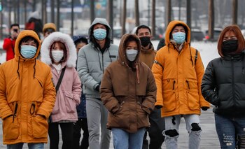 Varias personas pasean con mascarilla