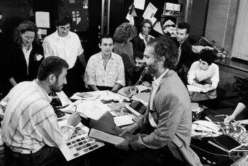 Designer Gianni Versace trabajando en