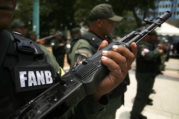 Las ONG señalan que funcionarios civiles y militares de Venezuela favorecen la actuación de los distintos grupos criminales que operan en el sur del país.