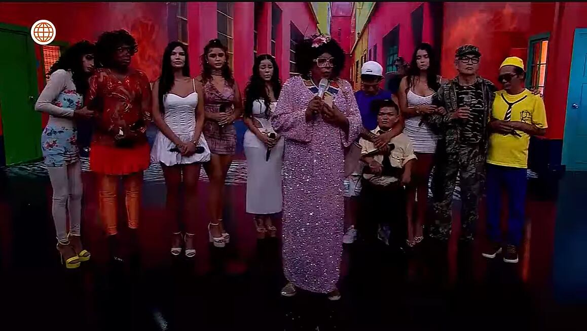 Ernesto Pimentel, en su personaje de La Chola Chabuca, se presenta en televisión rodeado de artistas, en un momento que evoca la trayectoria de Manolo Rojas.