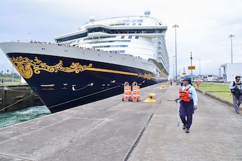 Imagen del Disney Adventure cruzando las esclusas ampliadas del Canal de Panamá, convertido en el crucero más grande en la historia de la vía interoceánica por tonelaje y capacidad de pasajeros. Tomado de X