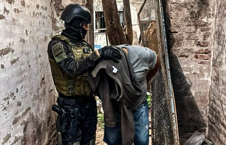 Durante el operativo en Córdoba, la FPA incautó 323 dosis de cocaína, 19 plantas de cannabis sativa, dinero en efectivo y una motocicleta