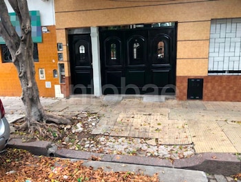 Cayó en una vereda con baldosas rotas por las raíces de un árbol: la Justicia definió quién deberá indemnizarla