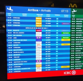 Un avi贸n que deb铆a llegar a Ezeiza tuvo que desviarse dos veces por la niebla y aterriz贸 de emergencia en San Pablo - Image 2