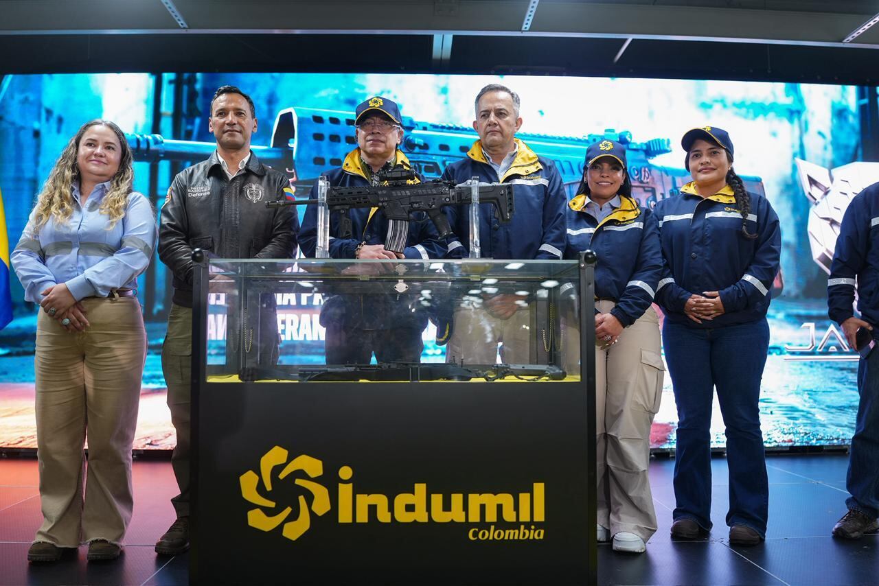 El presidente Gustavo Petro sostiene el fusil Jaguar durante el acto oficial de presentación en la Fábrica de Armas y Municiones General José María Córdova de Indumil, en Soacha, el 8 de mayo de 2025- crédito Presidencia de la República