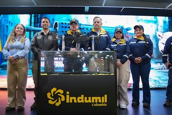 El presidente Gustavo Petro sostiene el fusil Jaguar durante el acto oficial de presentación en la Fábrica de Armas y Municiones General José María Córdova de Indumil, en Soacha, el 8 de mayo de 2025- crédito Presidencia de la República