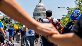 La cancelación del TPS puede separar a más de 150,000 niños estadounidenses de sus familias salvadoreñas, advierte la organización WOLA