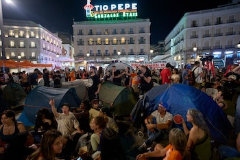 Manifestantes acampando en la Puerta del Sol de Madrid. (AP Foto / Manu Fernandez)