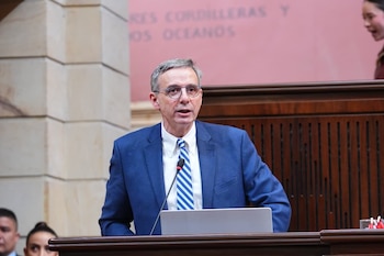 En sus mensajes publicados en X, Gómez utilizó la expresión “síndrome de la cobija” para describir el debate en el que distintos sectores solicitan mayores recursos, pero no precisan qué partidas deberían recortarse para financiar esas nuevas asignaciones - crédito @CamaraColombia/X