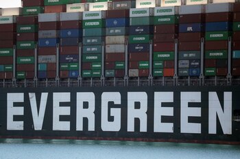 Ever Given, uno de los portacontenedores más grandes del mundo, zarpa para partir en el Canal de Suez después de que la autoridad del canal llegara a un acuerdo con el propietario y las aseguradoras del buque, en Ismailia, Egipto, el 7 de julio de 2021. REUTERS / Amr Abdallah Dalsh