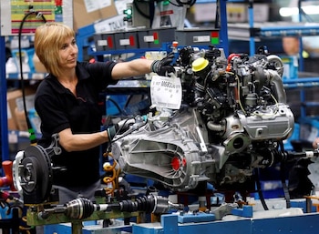 Una empleada trabaja en la línea de montaje de la fábrica de Nissan en la Zona Franca. (REUTERS/Albert Gea)