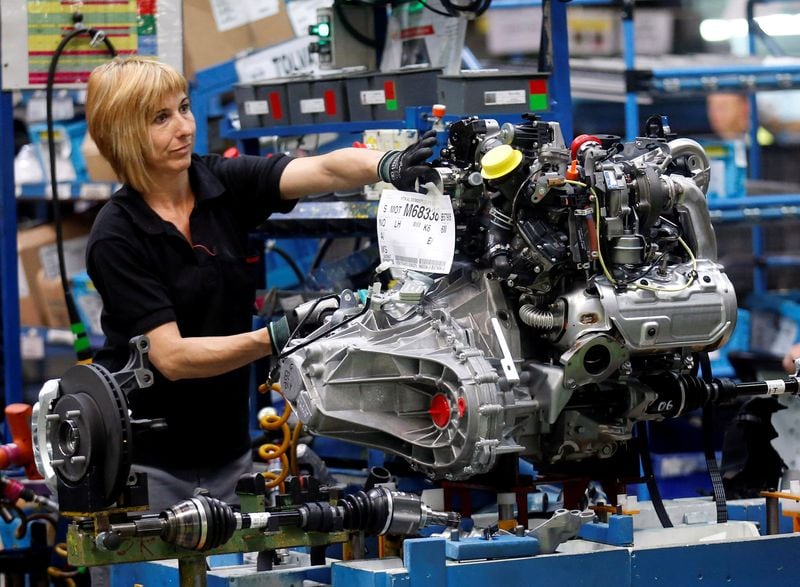 Una empleada de Nissan Motor trabaja en la fábrica de Nissan en la Zona Franca, cerca de Barcelona, Cataluña, España. (REUTERS/Albert Gea)