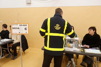 Un empleado de Correos entrega
