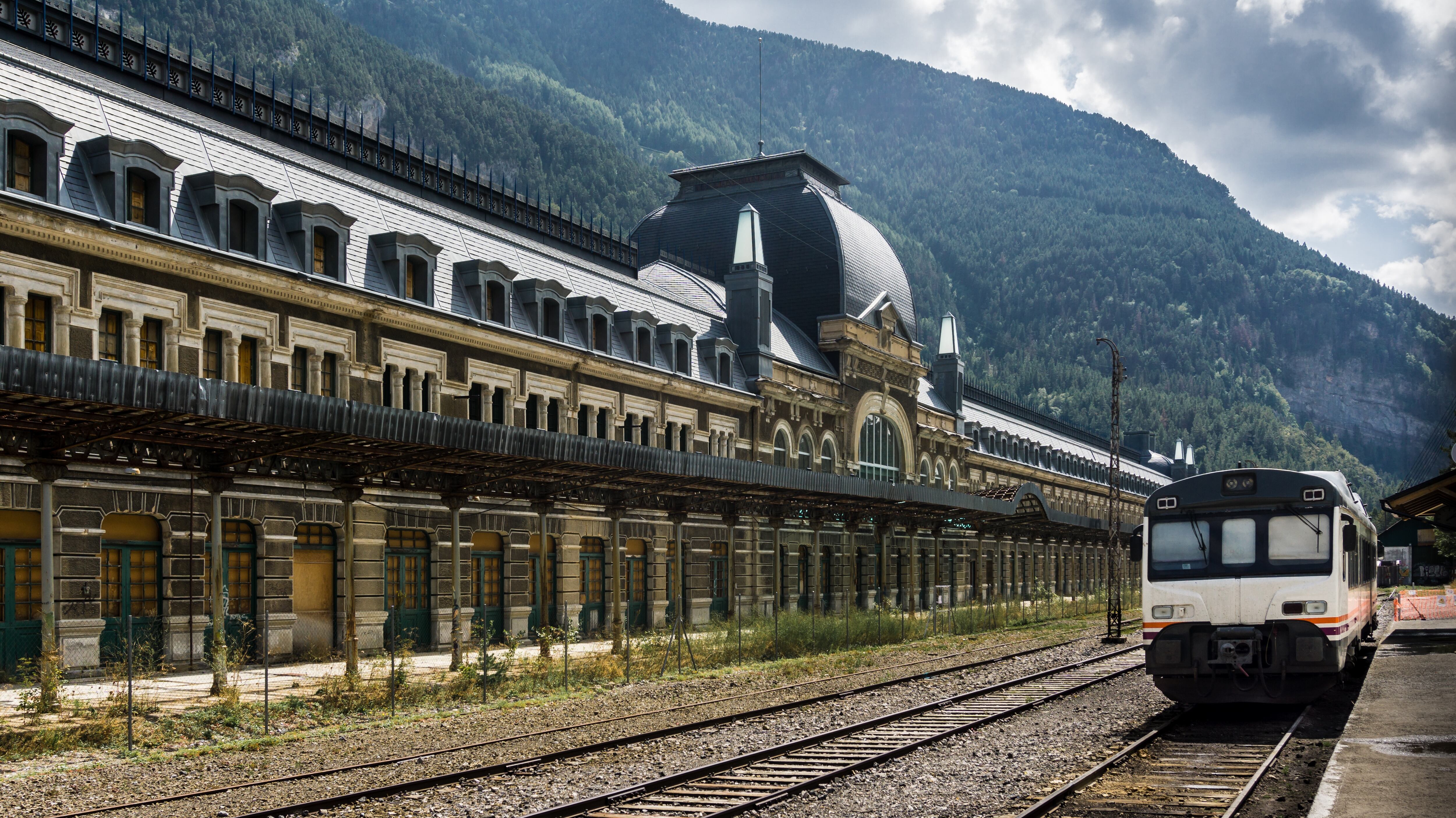 El tren que atraviesa los Pirineos que es uno de los más impresionantes de España: un viaje a través de puentes, túneles y paisajes increíbles