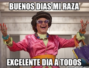 Personaje con peluca, gafas y vestido rosa extiende las manos junto al texto en letras blancas Buenos días mi raza y Excelente día a todos