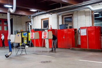 Vista de ciudadanos votando en