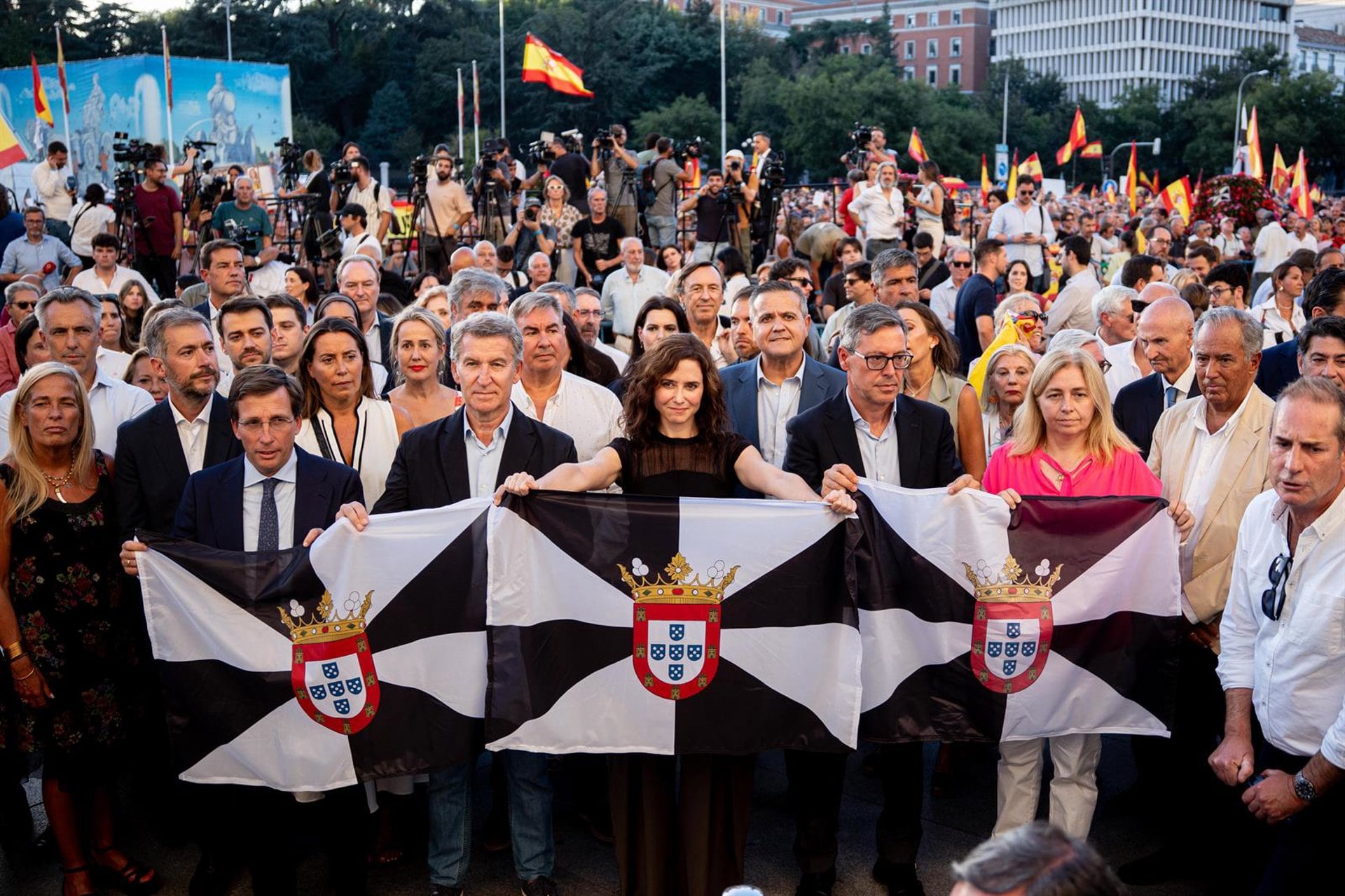 02/09/2026 Decenas de personas durante una concentración en solidaridad con Ceuta, a 2 de septiembre de 2026, en Madrid (España). Coincidiendo con el Día de Ceuta, más de 260 municipios españoles han sido convocados para mostrar su apoyo al pueblo ceutí ante la crisis migratoria provocada por la entrada de más de 70.000 migrantes por la frontera con Marruecos. Las movilizaciones responden a la iniciativa 'Por Ceuta', respaldada por la Federación Española de Municipios y Provincias.
POLITICA
Gabriel Luengas - Europa Press