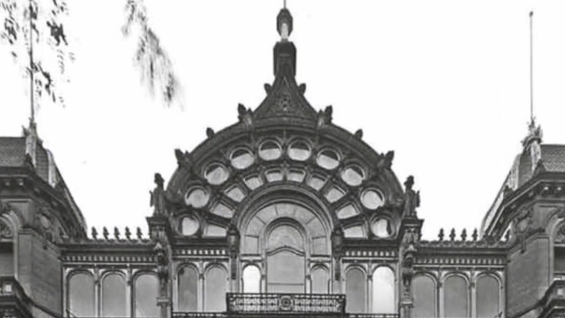 A las nueve de la noche desde la terraza del antiguo Teatro Coliseo, Enrique Susini pronunció frente a un micrófono de radio las que serían las primeras palabras de una transmisión en Argentina.