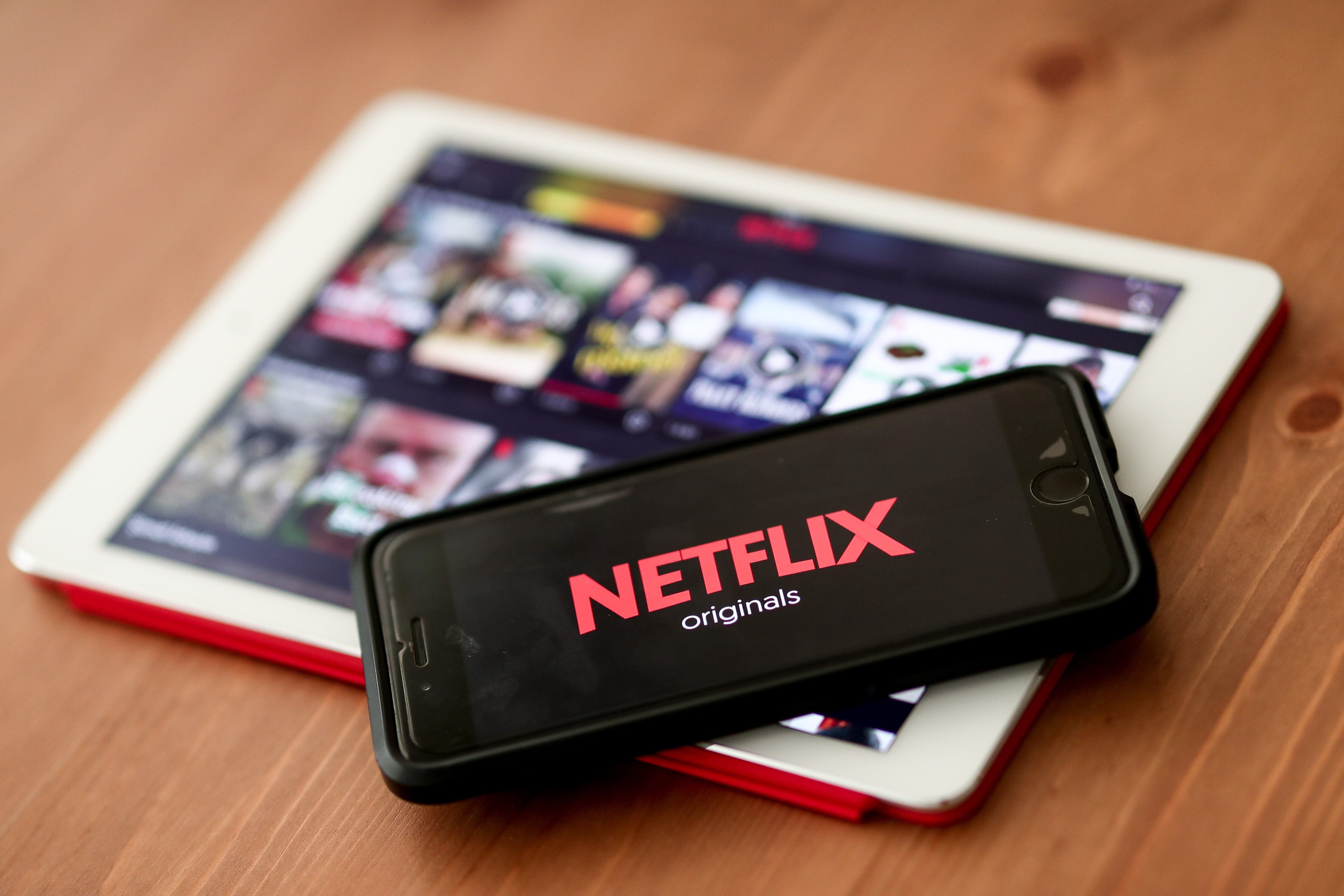 En la gama de teléfonos inteligentes hay varios televisores que dejan de ser compatibles con la app de Netflix. (Foto: EFE/EPA/SEDAT SUNA)