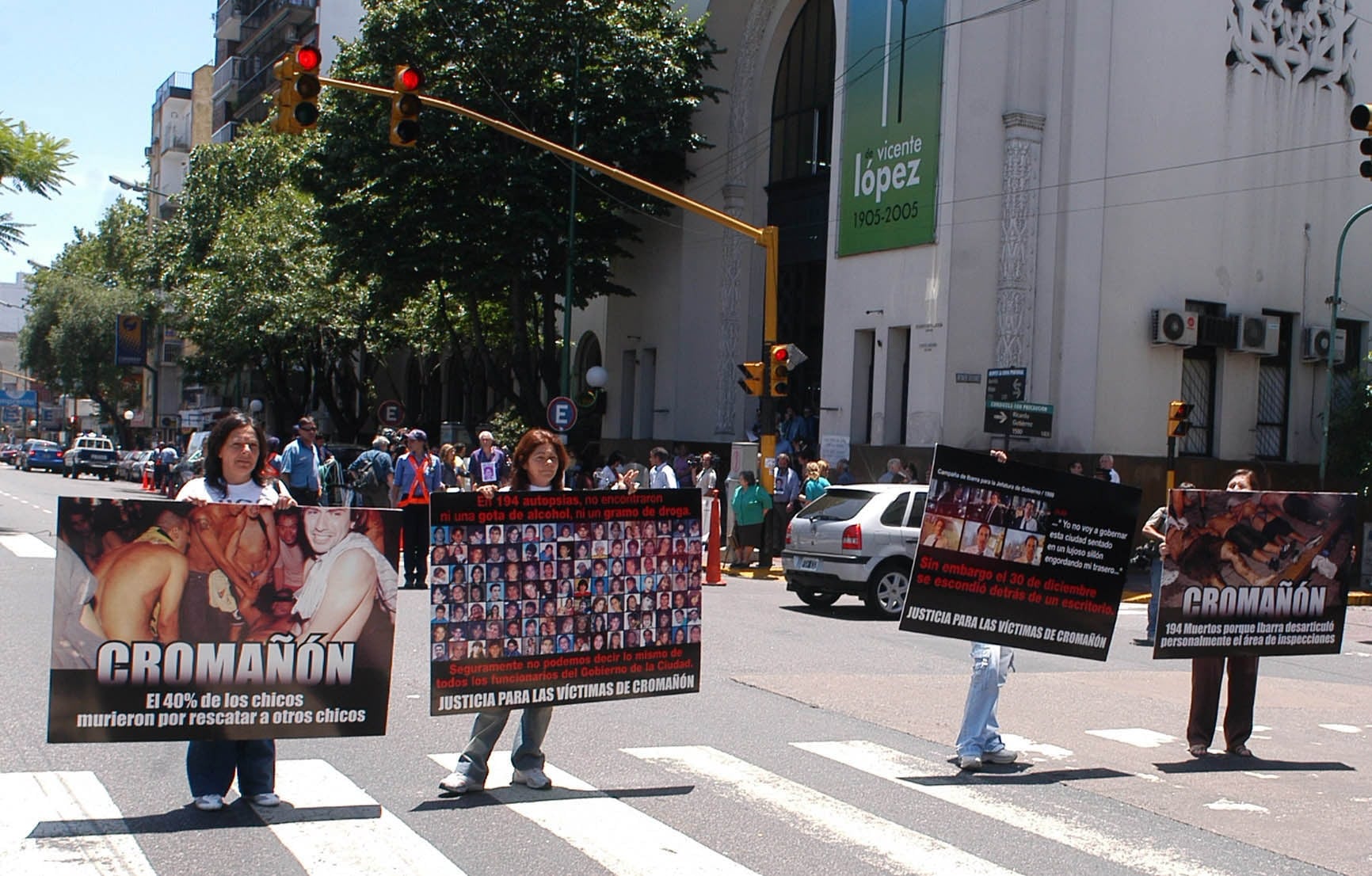 Familiares de Crómañón acompañaron una protesta por Kheyvis frente a la Municipalidad de Vicente López