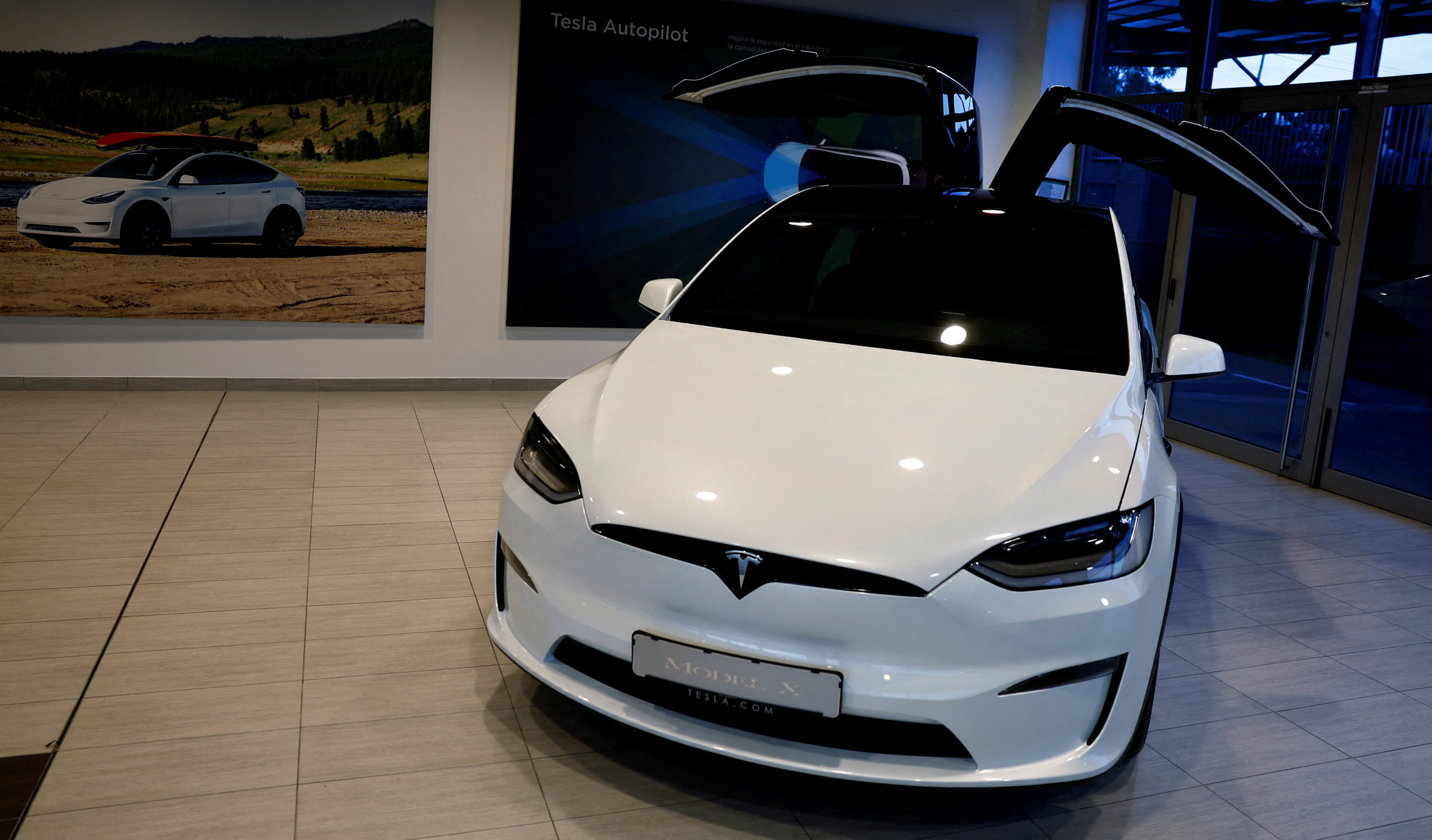 El Tesla Model X es un SUV premium con tracción integral, destacando especialmente por sus puertas traseras tipo