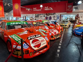 La Naranja Mecánica de Oscar Castellano en primer plano. Son dos Dodge que fueron campeones con el Zorro de Lobería