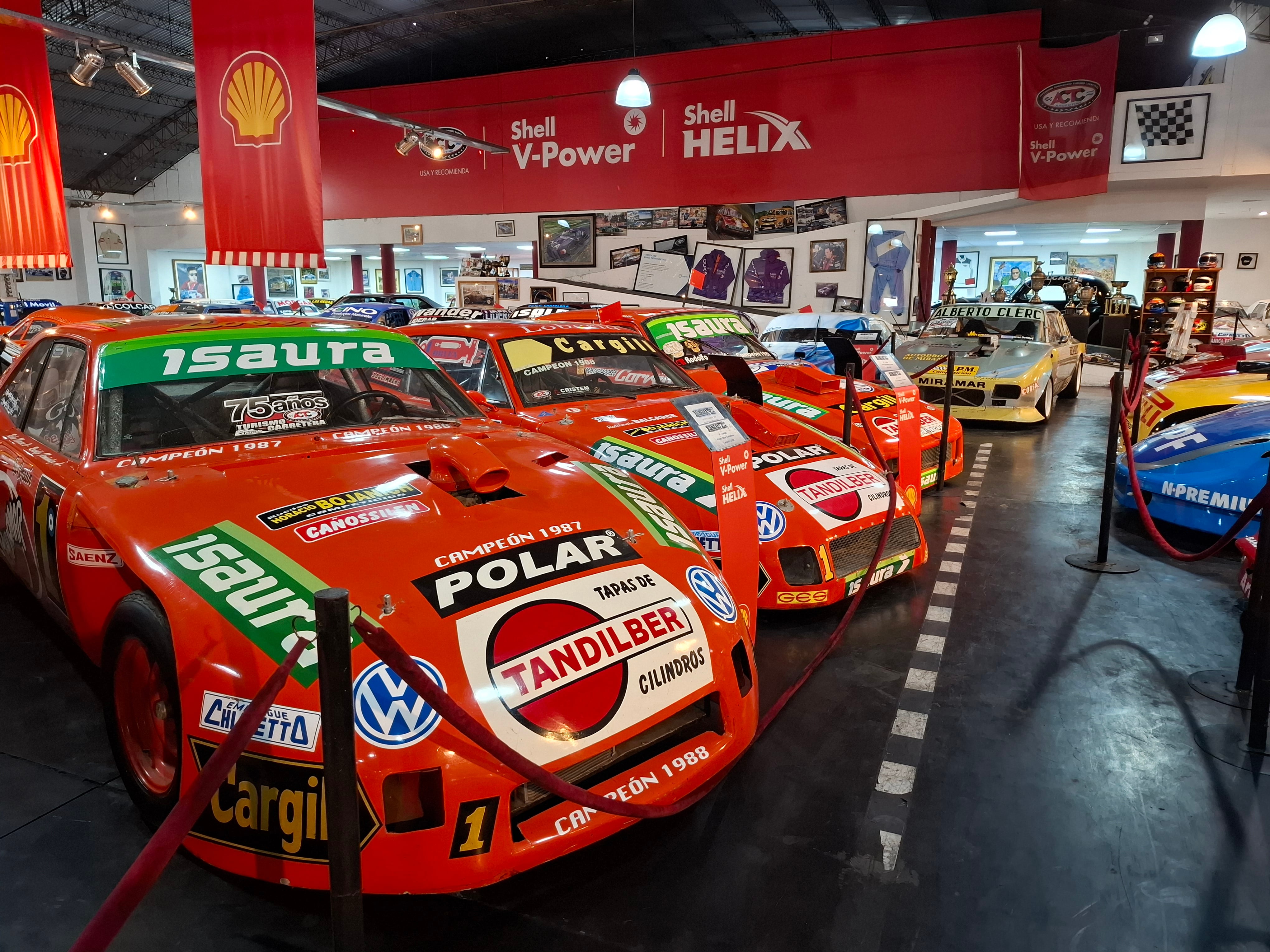 La Naranja Mecánica de Oscar Castellano en primer plano. Son dos Dodge que fueron campeones con el Zorro de Lobería