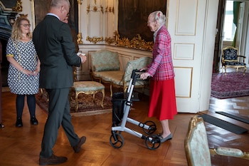 La reina Margarita reaparece con andador (EFE)