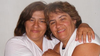 Las hermanas, gemelas idénticas, unidas