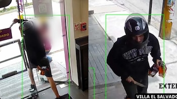 Tomas de cámara de seguridad que muestran a un individuo con casco de motocicleta mientras lleva botellas de licor y un cuchillo en la mano