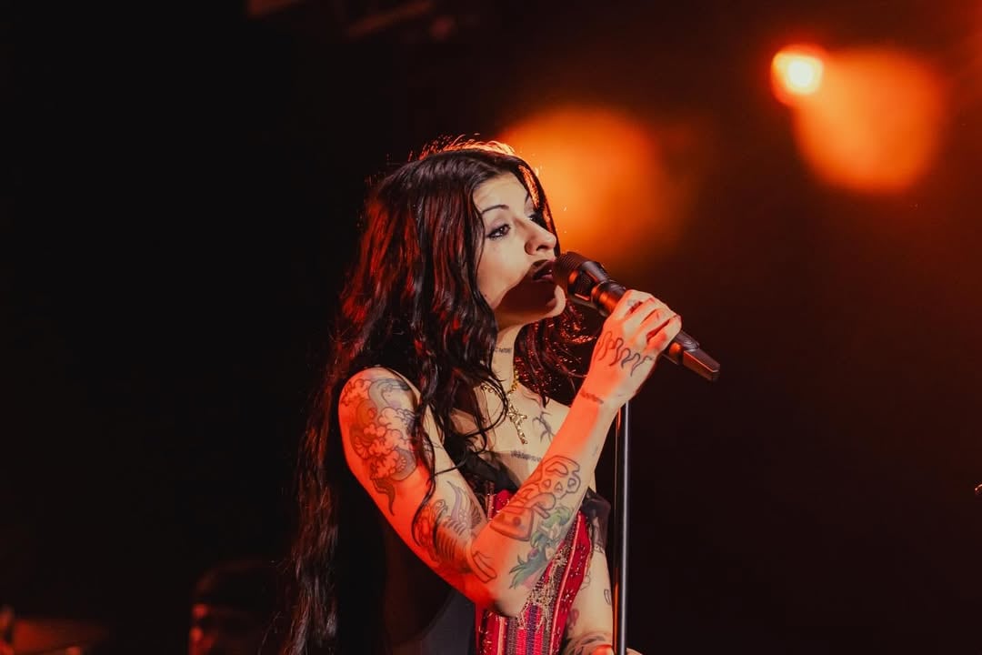 Cazzu interpretó “Con Otra” en una versión que inició como tango antes de desatar la euforia general. Foto Bizarrolivepe