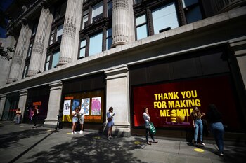 La espera por la apertura de la tienda Selfridges en Londres (Reuters)