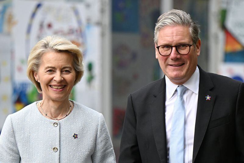 Ursula von der Leyen, presidenta de la Comisión Europea, y Keir Starmer, primer ministro de Reino Unido. Leon Neal/Pool via REUTERS