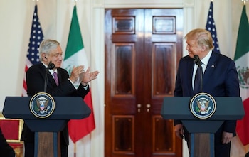 El presidente de México, Andrés Manuel López Obrador, aplaude al presidente de Estados Unidos, Donald Trump, mientras hacen declaraciones conjuntas en el Cross Hall de la Casa Blanca antes de celebrar una cena de trabajo en Washington. 8 de julio de 2020. REUTERS/Kevin Lamarque