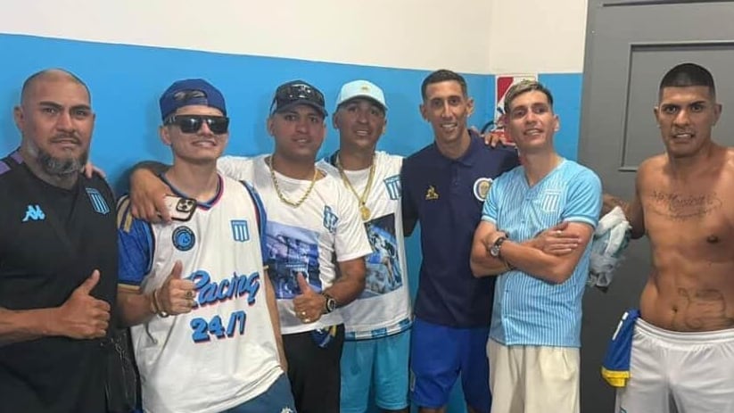 De izquierda a derecha: Raúl Gutiérrez, Román Aimín, Braian Paredes, Leandro Paredes y Martínez Ramírez. Los Pibes de Racing, en una foto con Ángel Di María