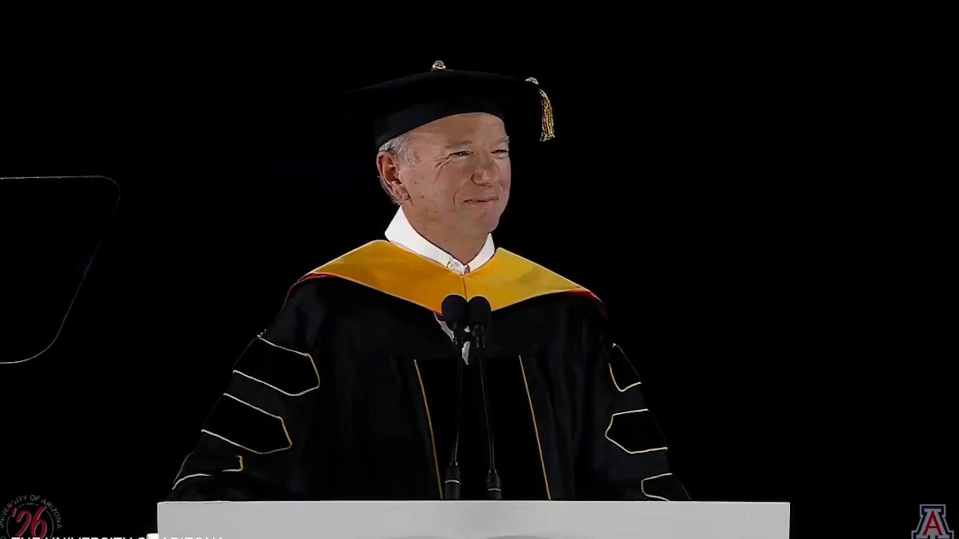 Schmidt brindó un discurso ante graduados de la Universidad de Arizona sobre el futuro del trabajo con IA. (Captura de video)