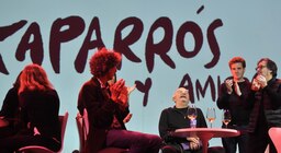 Martín Caparrós, homenajeado en un encuentro lleno de amigos con “una emoción que hace temblar”