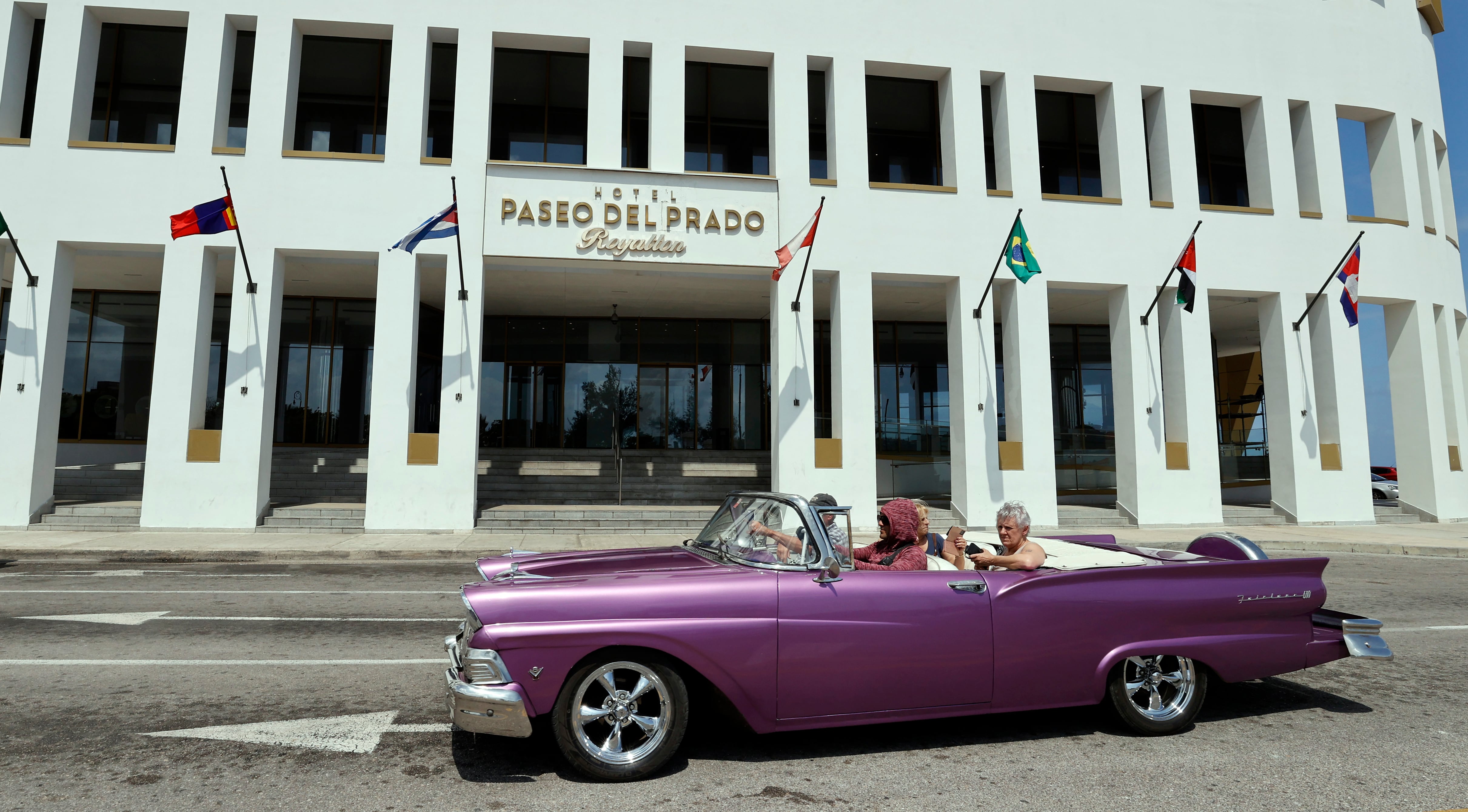 Turistas pasean en un auto clásico este viernes, en una calle de La Habana (Cuba)
EFE/ Ernesto Mastrascusa