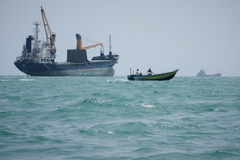 Una lancha a motor pasa junto a un buque de carga, en el estrecho de Ormuz, frente a Bandar Abbas, Irán, el domingo 6 de septiembre de 2026. (Foto AP/Vahid Salemi)