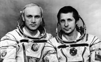 Los astronautas rusos Vladímir Dzhánibekov