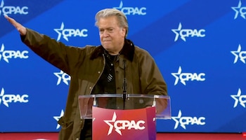 Steve Bannon gesticula durante un