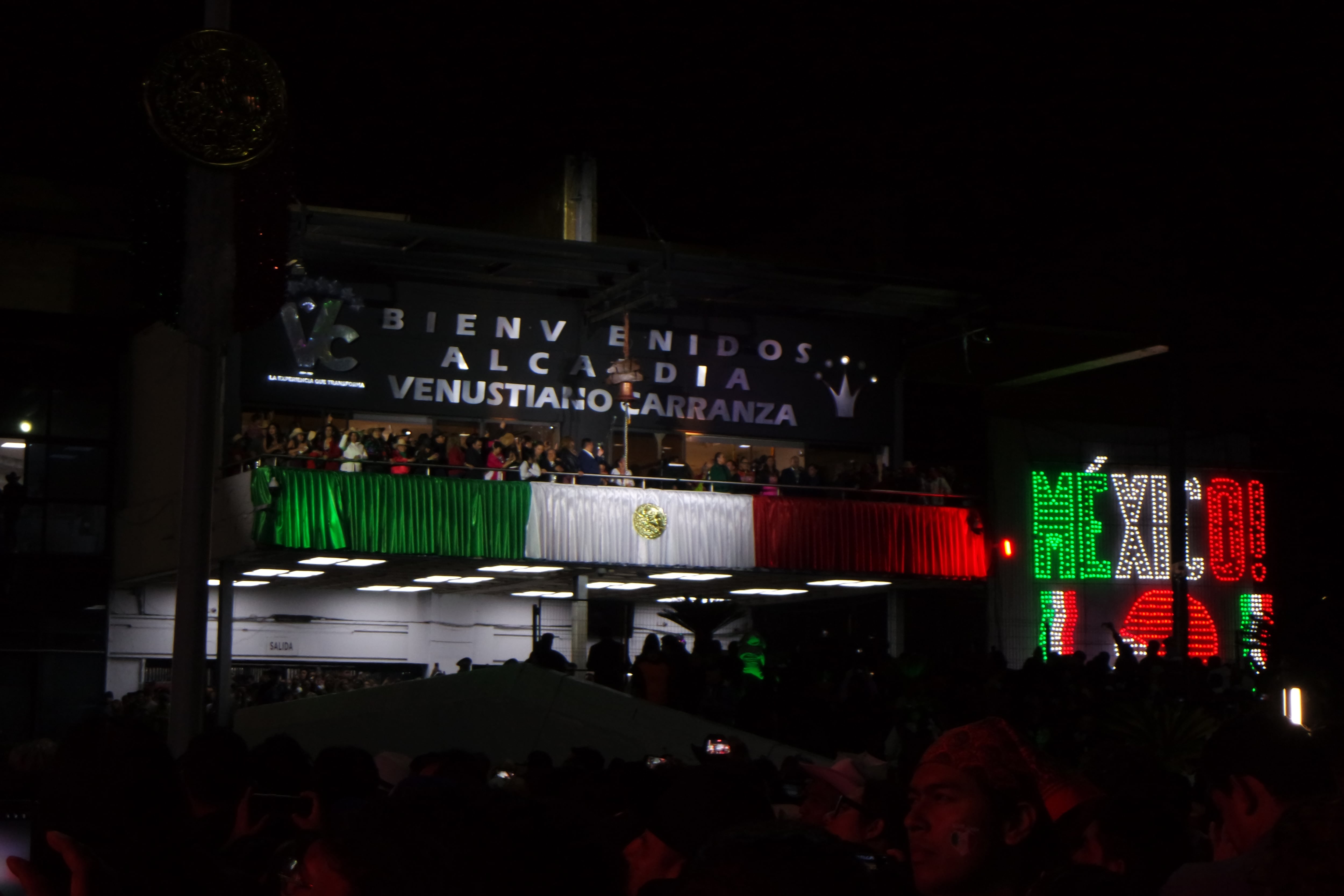 La alcaldesa Evelyn Parra Álvarez encabezó el Grito de Independencia desde el balcón de la sede de la demarcación (Selene Miranda/Infobae México)