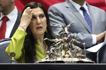 CIUDAD DE MÉXICO, 08ABRIL2026.- Kenia López Rabadán, presidenta de la Mesa Directiva de la Cámara de Diputados, previo al inicio de la sesión ordinaria. FOTO: DANIEL AUGUSTO/ CUARTOSCURO.COM