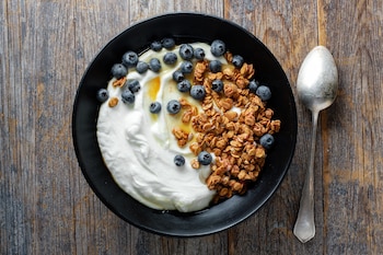 Yogur griego con muesli y arándanos (Magnific)