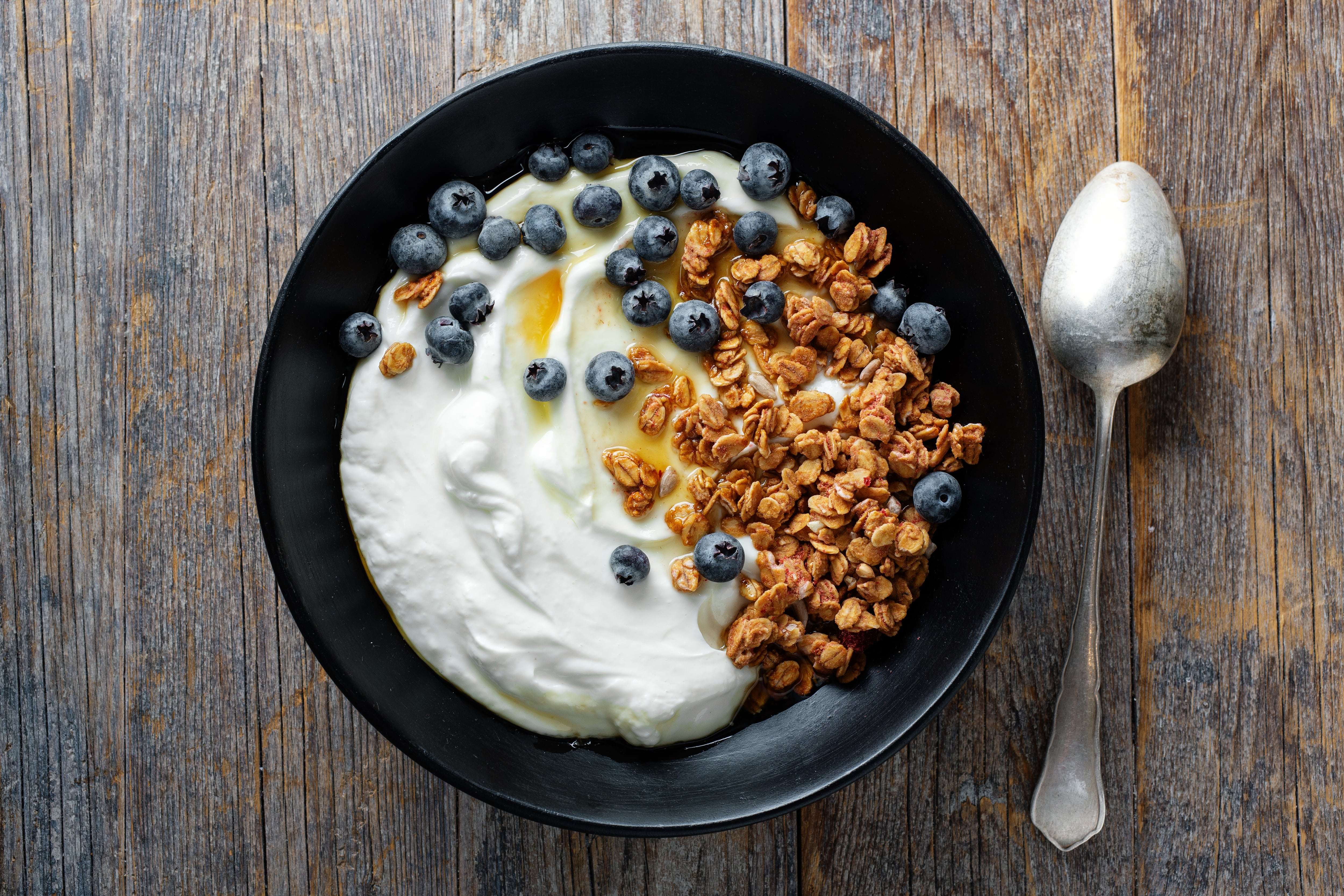 El yogur griego, el queso cottage y los huevos amplían las opciones de proteína y permiten distribuir mejor la ingesta a lo largo del día (Magnific)