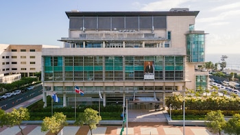 La Fiscalía solicita un año de prisión preventiva para Cepeda Núñez y los demás detenidos, argumentando la complejidad y la gravedad del fraude bancario. (Foto: Ministerio Público República Dominicana)
