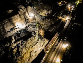 El Ministerio de Obras Públicas realizó explosiones controladas en Los Chorros como parte de la ampliación de la carretera Panamericana en El Salvador. (Cortesía: Secretaría de Prensa)