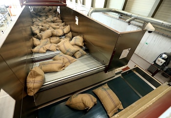 La policía informó que se instaló un perímetro de seguridad alrededor de la fábrica durante el operativo, en el que participó un contingente de funcionarios aduanales (REUTERS/Denis Balibouse)