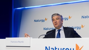 Naturgy gana 1.215 millones a junio, un 6% más, y apunta a un récord de más de 2.100 millones en 2026